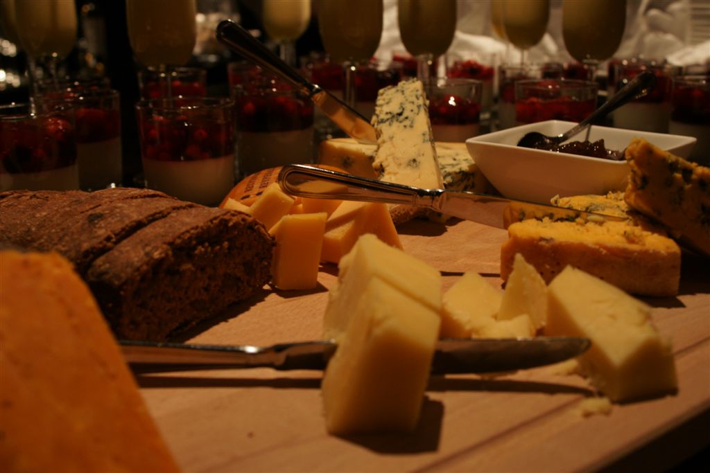 Natafelen met kaas en wijn erbij